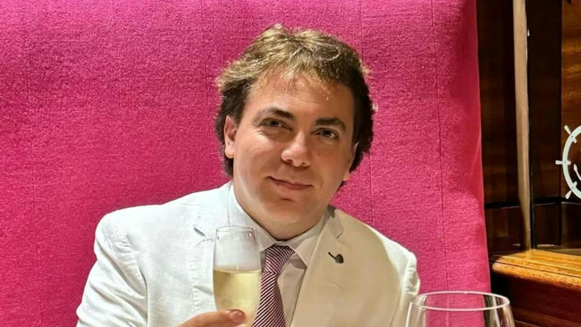 Cristian Castro despierta rumores de romance tras aparecer con una fan en concierto