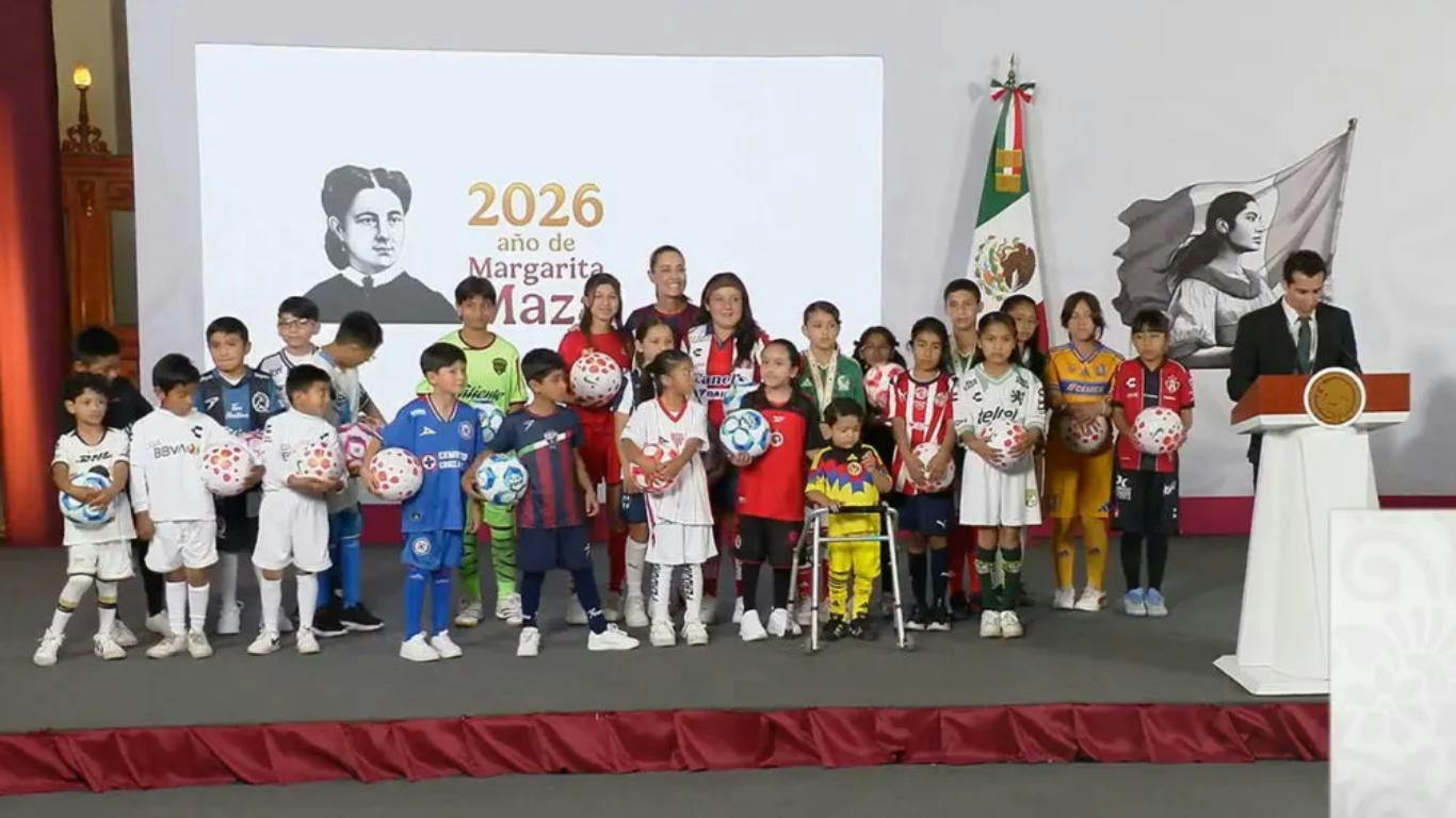 Sheinbaum y dueños de la Liga MX lanzan plan nacional de futbol social
