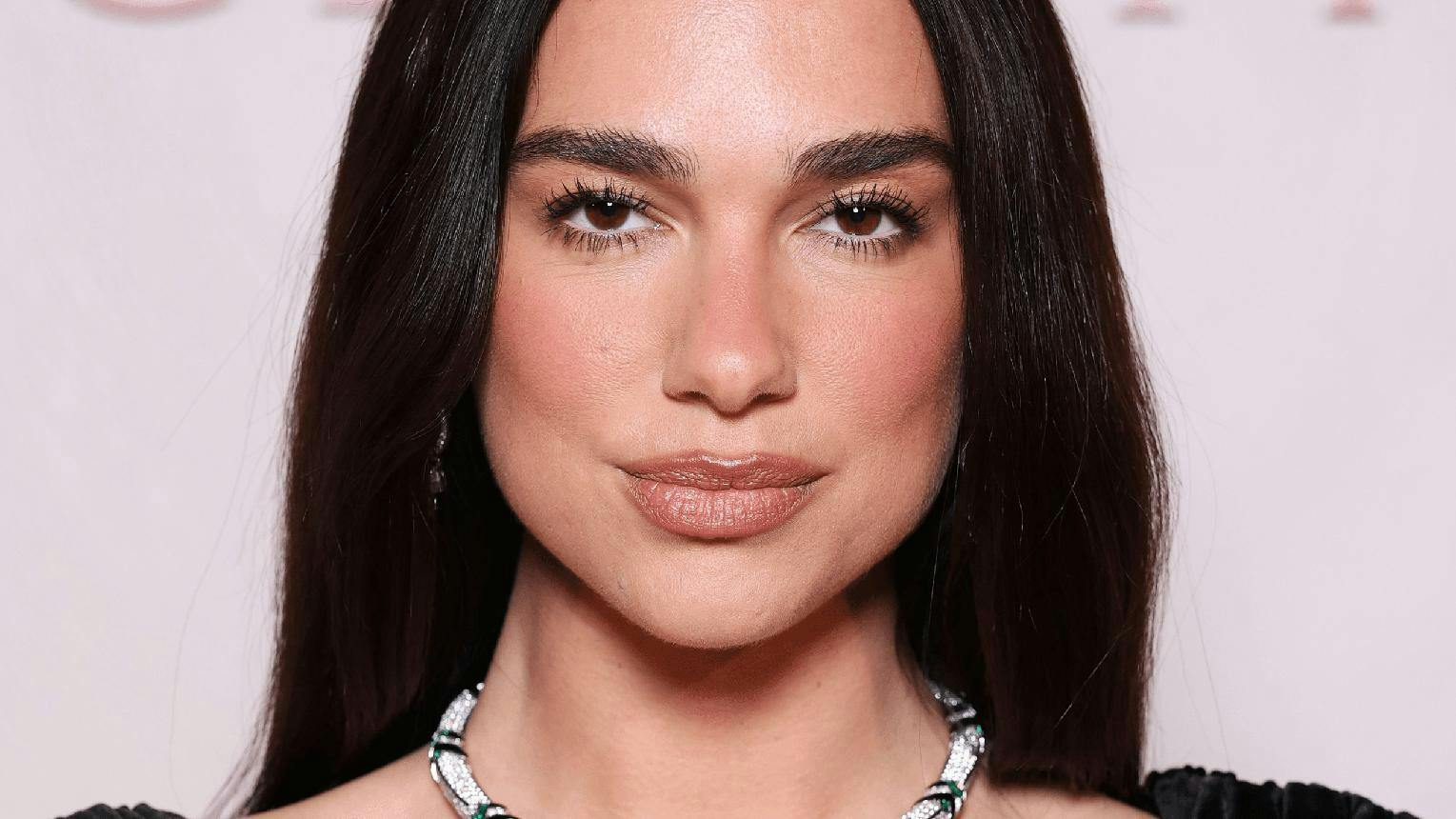 Dua Lipa deslumbra con millonarias joyas en su boda de ensueño en Palermo