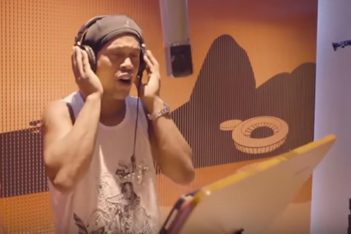Ronaldinho debuta en la música con ‘Camisa 10’, un álbum junto a Pitbull, Sean Paul y Juan Magán