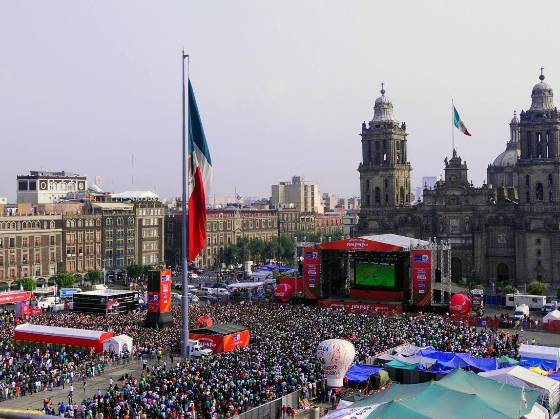 Largas filas rodean el Zócalo para ingresar al Fan Fest previo a la inauguración del Mundial