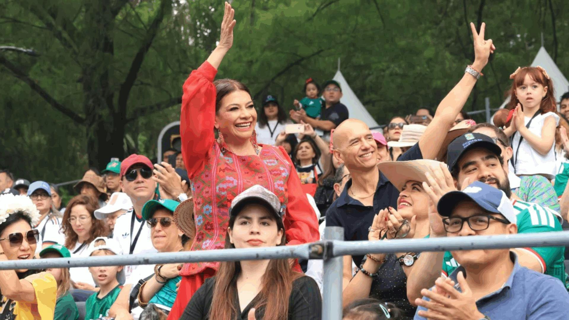 Abuchean a Clara Brugada durante el Gran Desfile Mundialista en Paseo de la Reforma