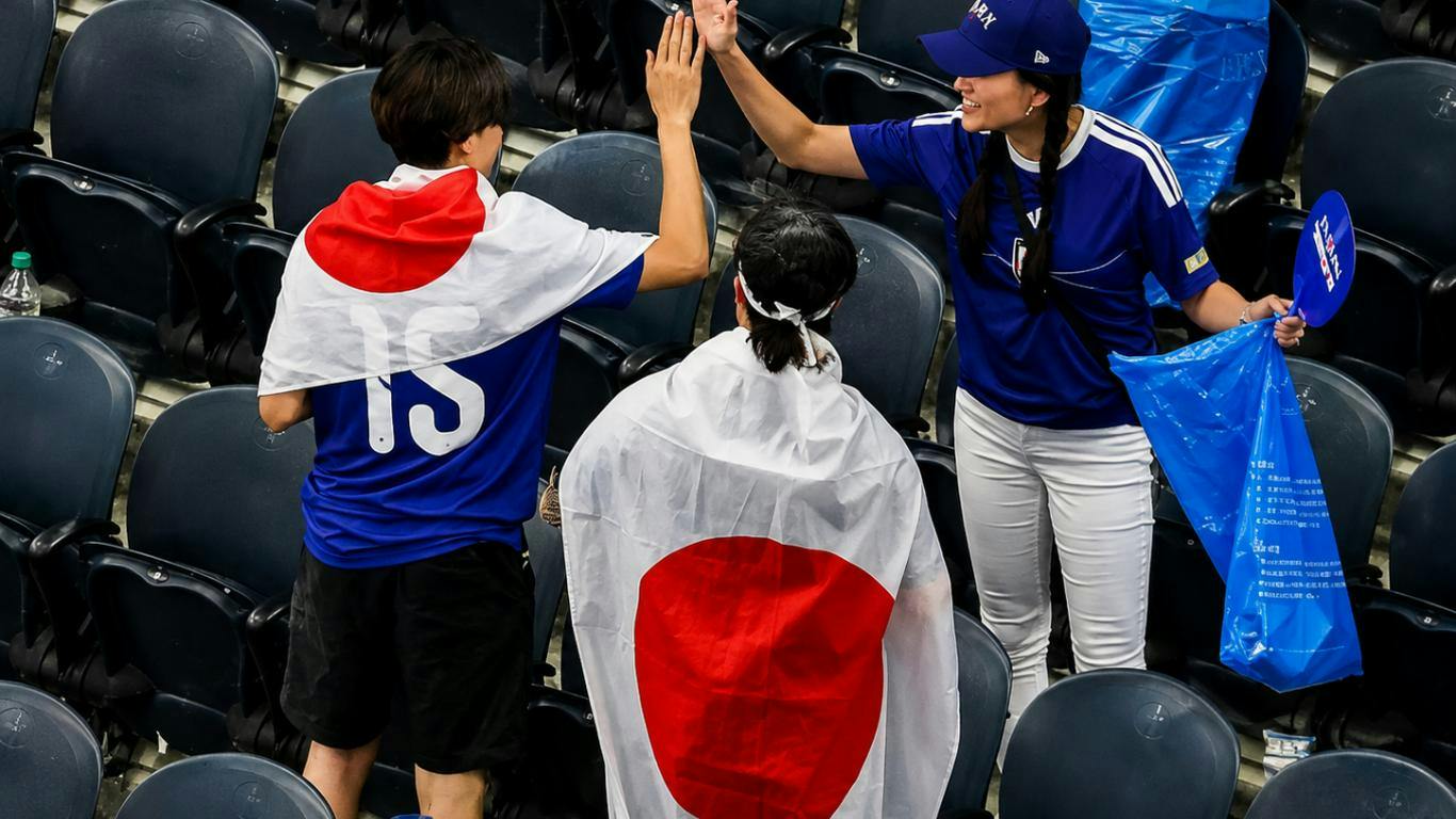 Aficionados de Japón limpian el estadio en Dallas tras su vibrante empate ante Países Bajos