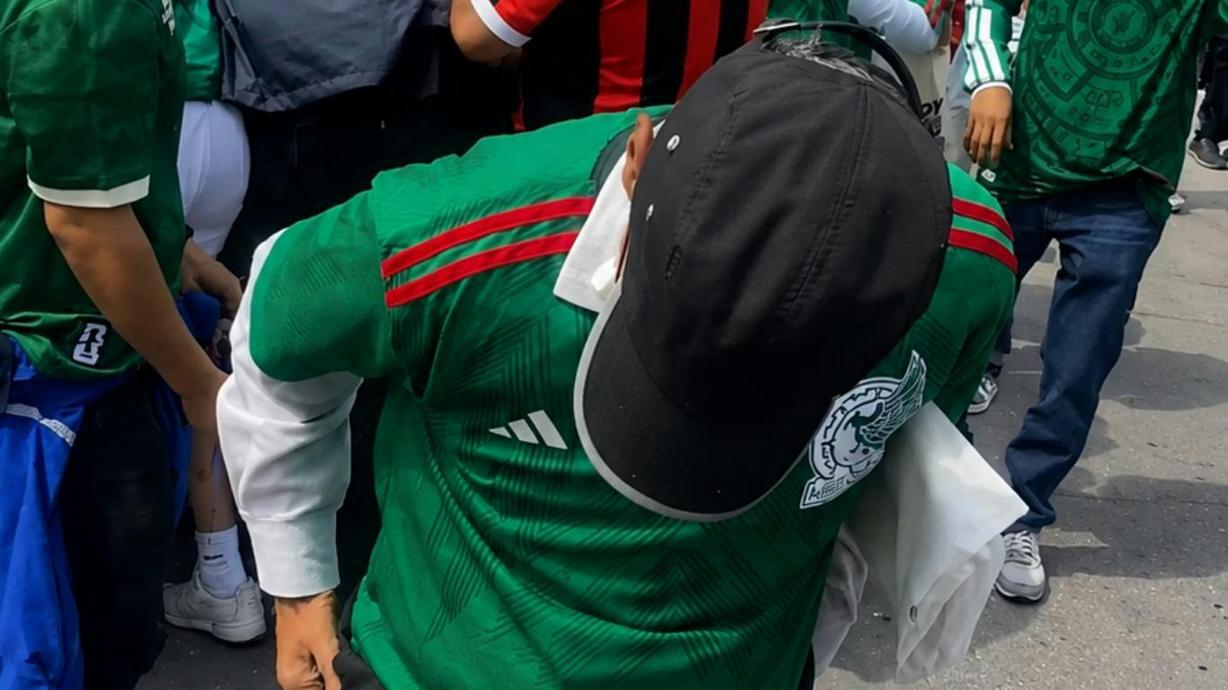 Aficionados mexicanos saquean puesto de bebidas en el Fan Fest del Zócalo