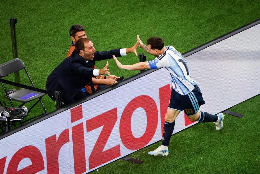 La foto de su vida: periodista argentino celebra con Messi y se vuelve viral tras el triunfo ante Austria