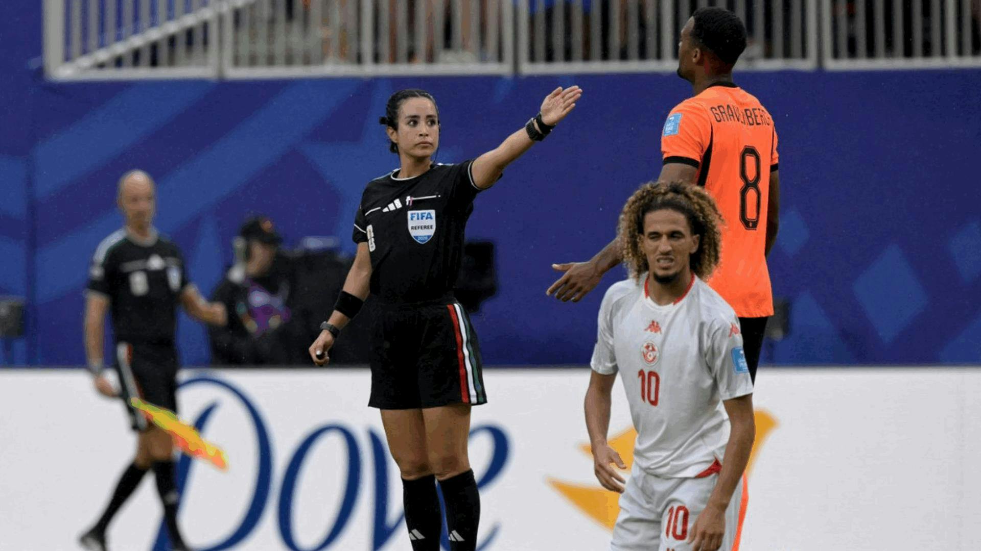 Katia Itzel García hace historia en el Mundial 2026 con uniforme tricolor y se convierte en la tercera mujer en arbitrar un partido varonil