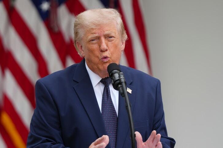 Trump amenaza con nuevos ataques contra Irán: "Los golpearemos con fuerza esta noche"