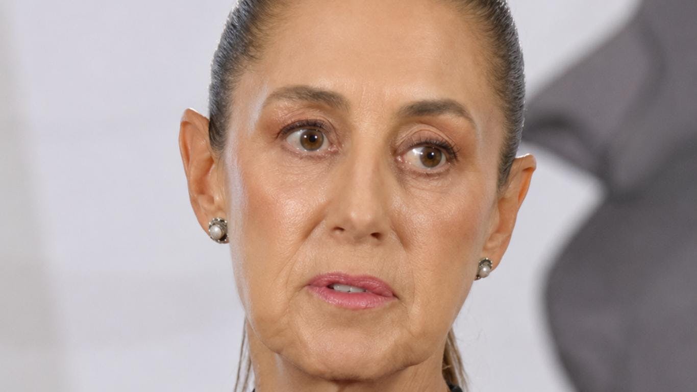 Sheinbaum llama a vacacionar en Quintana Roo pese al sargazo