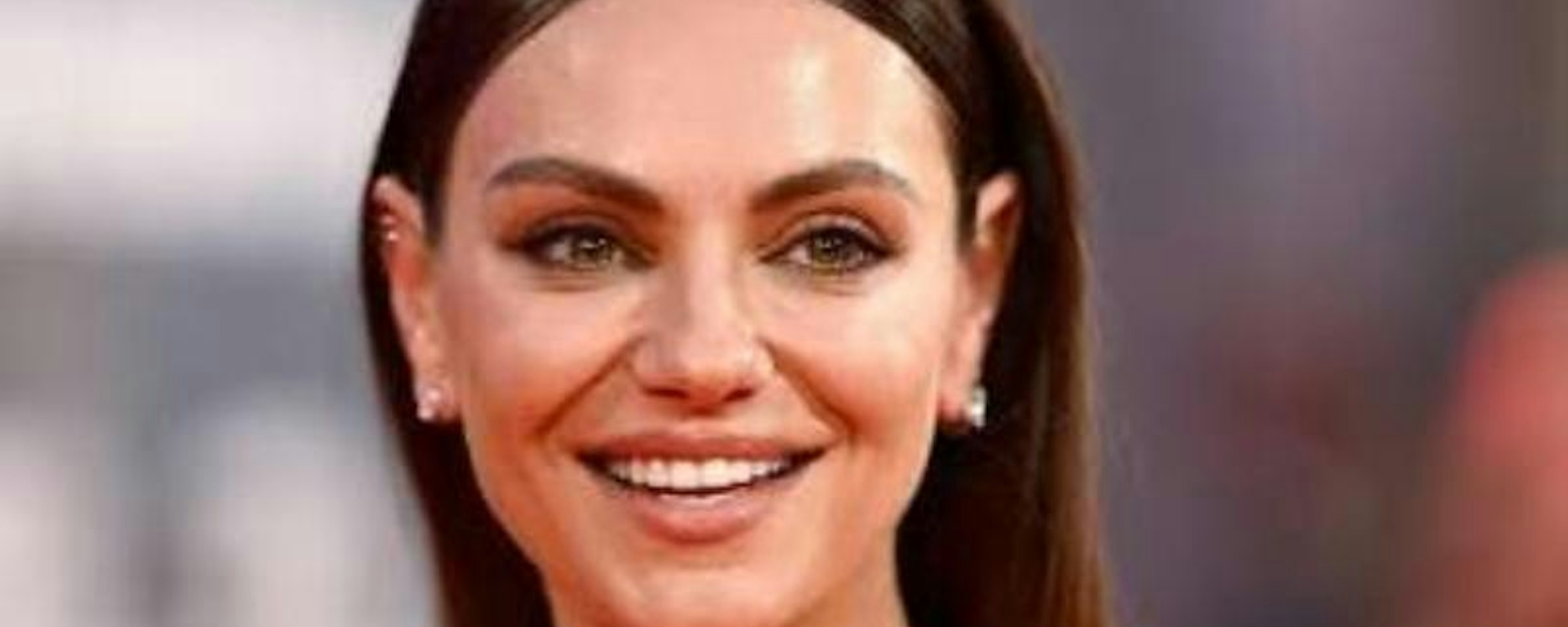 Minimalismo y sofisticación: Mila Kunis redefine la estética de las alfombras rojas en Hollywood