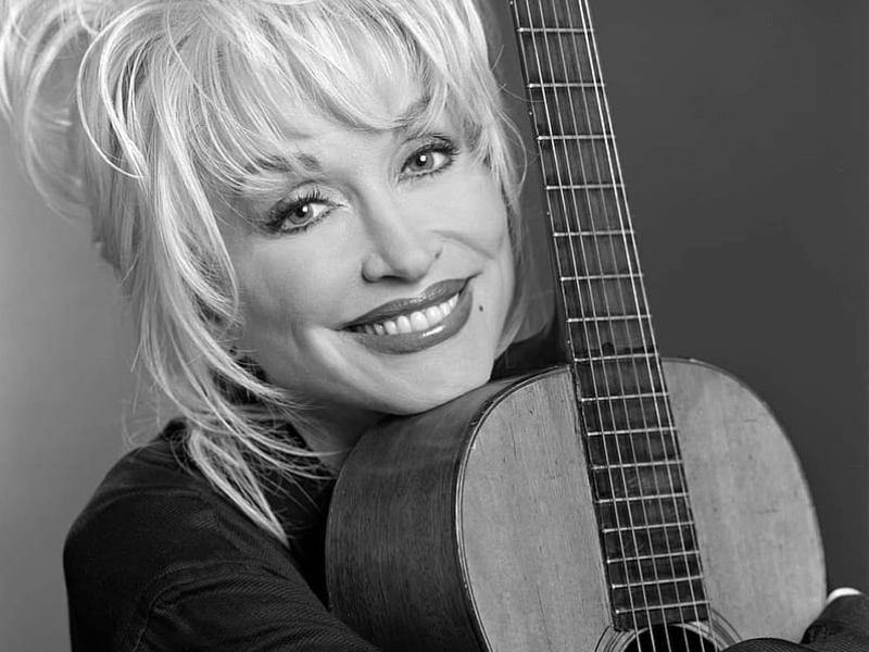 Preocupación en la música country: Dolly Parton revela que atraviesa "momentos difíciles" de salud a sus 80 años