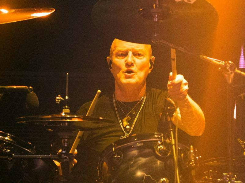 El adiós de una leyenda del rock: Chris Slade, baterista de AC/DC, anuncia su retiro definitivo de los escenarios