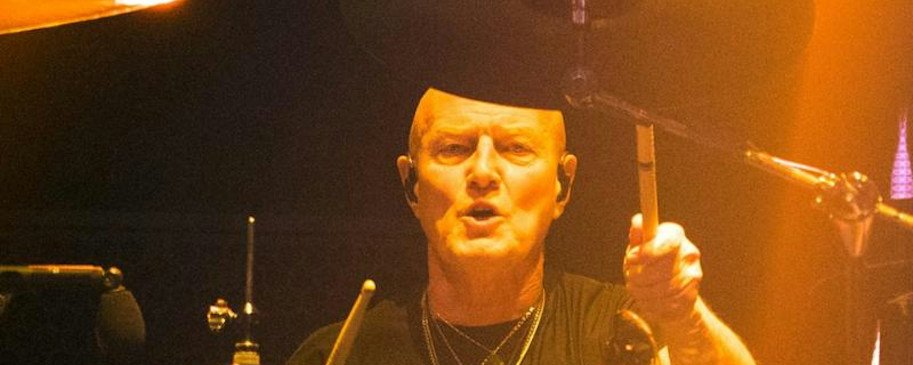 El adiós de una leyenda del rock: Chris Slade, baterista de AC/DC, anuncia su retiro definitivo de los escenarios