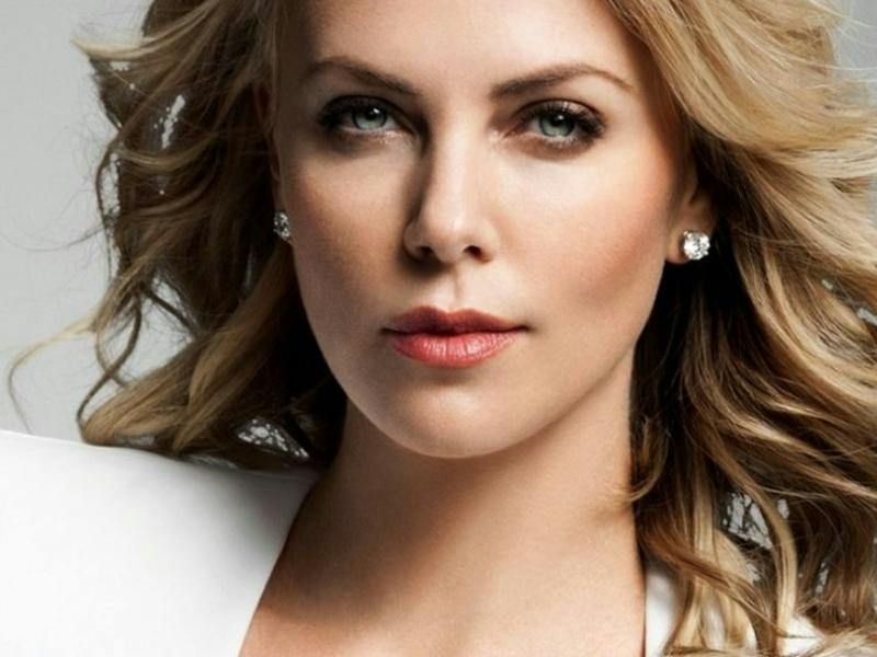Una familia en el desierto: Charlize Theron recuerda cómo el elenco de 'Mad Max: Fury Road' ayudó a criar a su hija