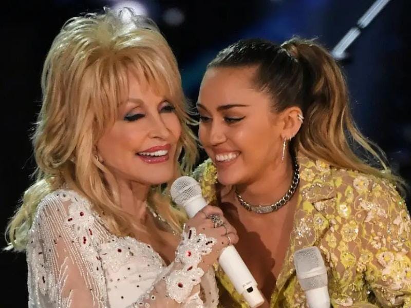 El doloroso mensaje de Miley Cyrus: la cantante despide a su madrina, la leyenda Dolly Parton, revelando su última charla