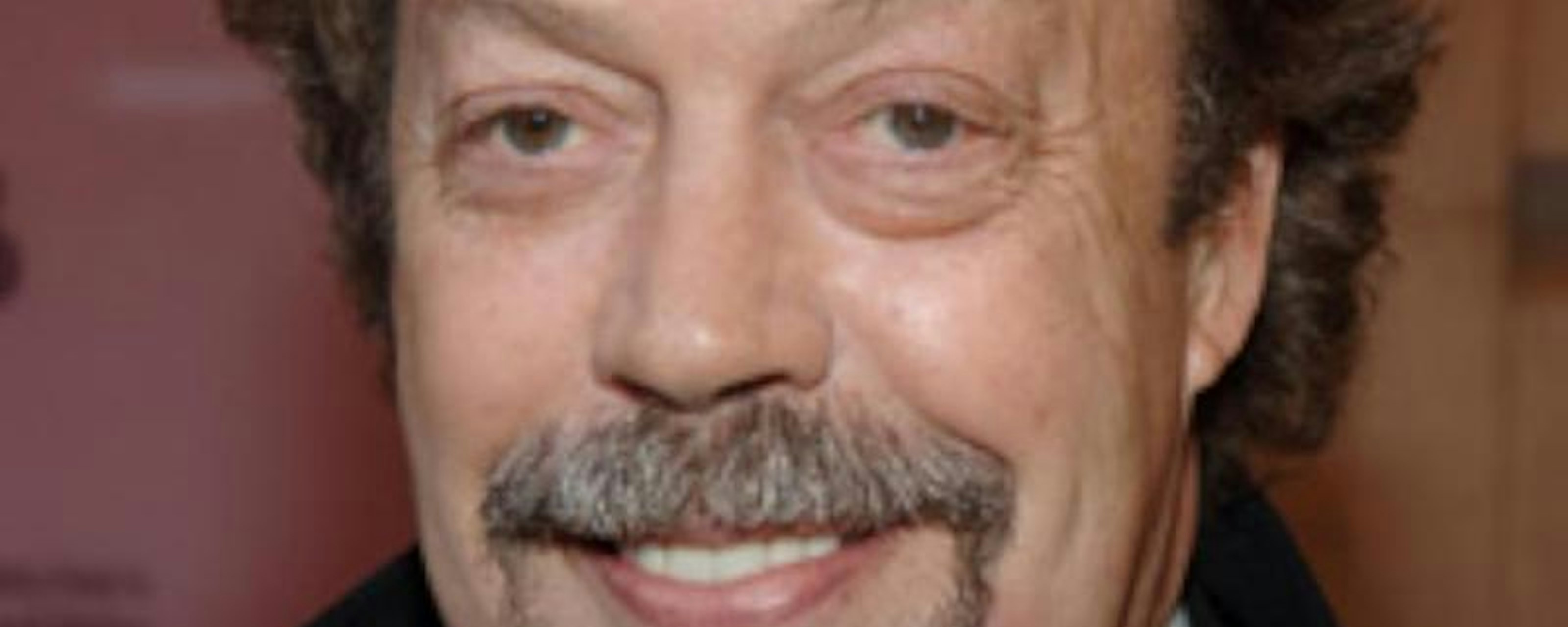 El inquebrantable espíritu de Tim Curry: su círculo íntimo revela cómo afrontó más de una década con las secuelas de un derrame