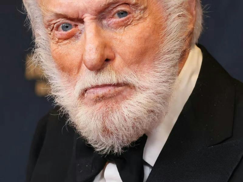 La inagotable juventud de una leyenda: Dick Van Dyke desafía al tiempo con su impactante rutina de ejercicio a los 100 años