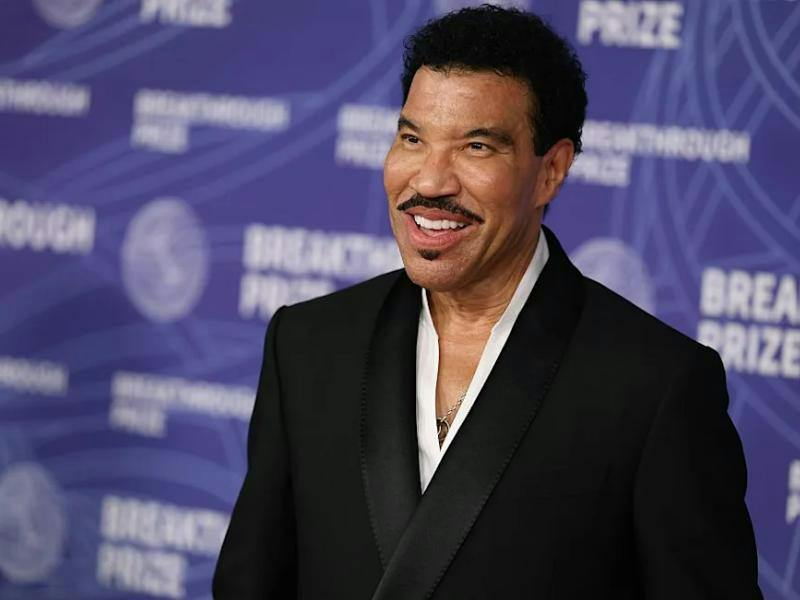 Alarma internacional: Lionel Richie es hospitalizado de emergencia tras finalizar su concierto en St. Louis