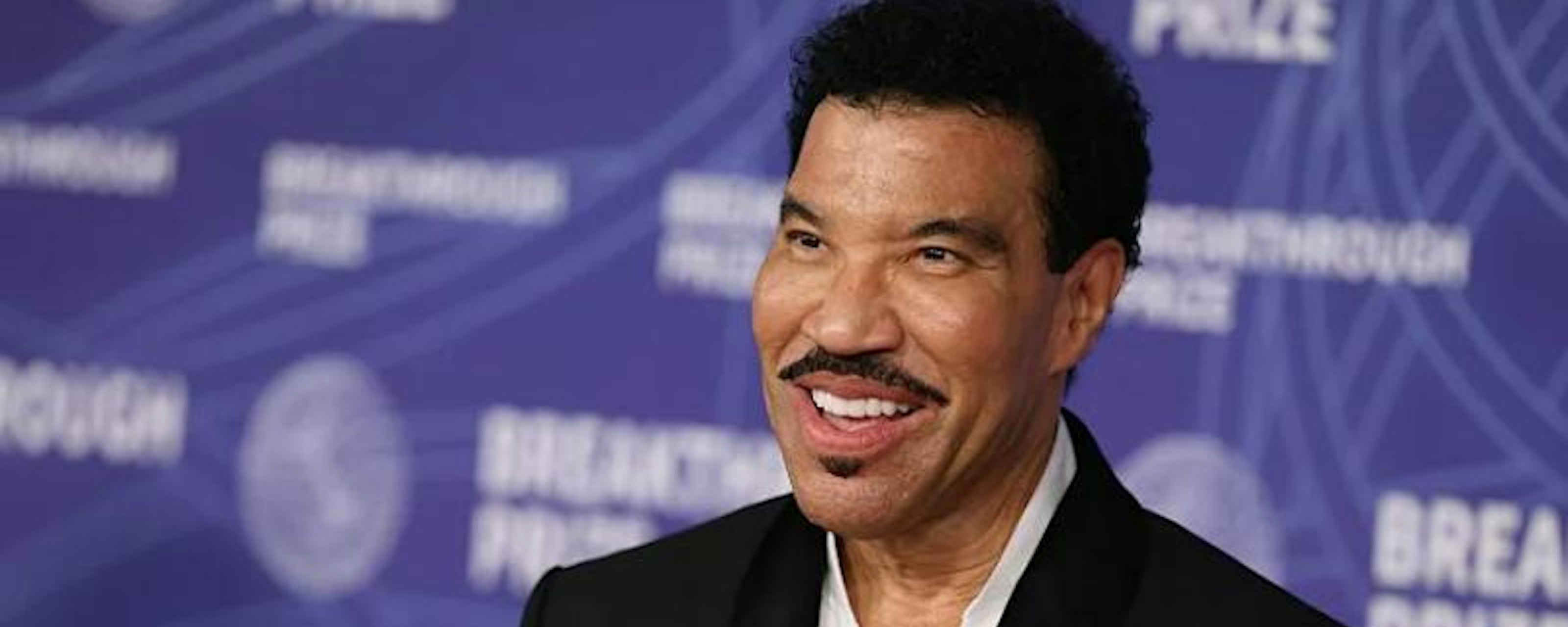 Alarma internacional: Lionel Richie es hospitalizado de emergencia tras finalizar su concierto en St. Louis