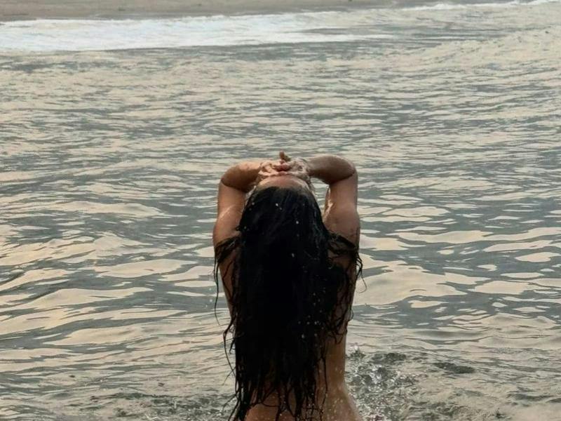 ¡Desafía el tiempo y eleva la temperatura! Salma Hayek paraliza al mundo al celebrar sus 60 años con una atrevida sesión de fotos en el mar