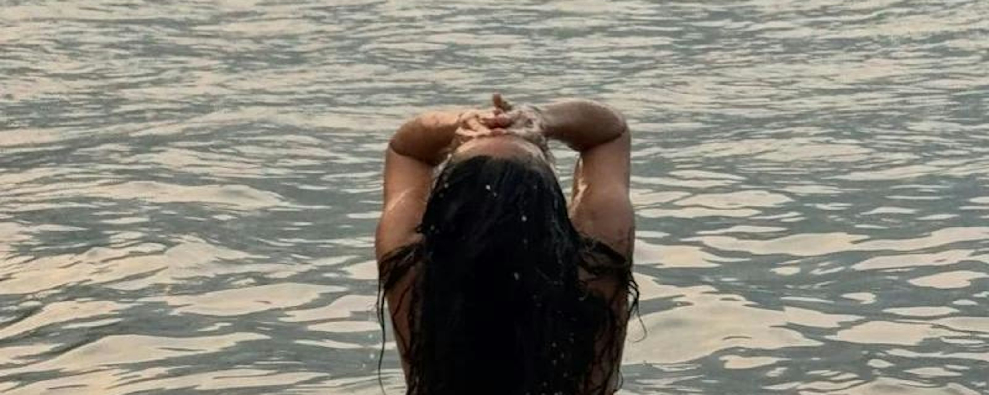 ¡Desafía el tiempo y eleva la temperatura! Salma Hayek paraliza al mundo al celebrar sus 60 años con una atrevida sesión de fotos en el mar
