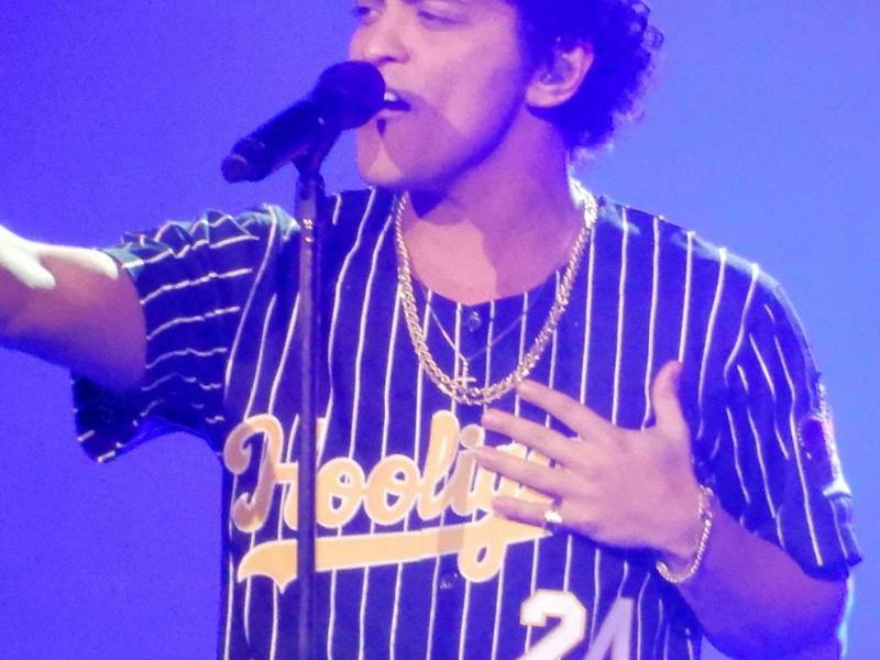 ¡Apagón digital! Bruno Mars prohíbe el uso de celulares en sus conciertos y desata una intensa polémica entre sus fanáticos