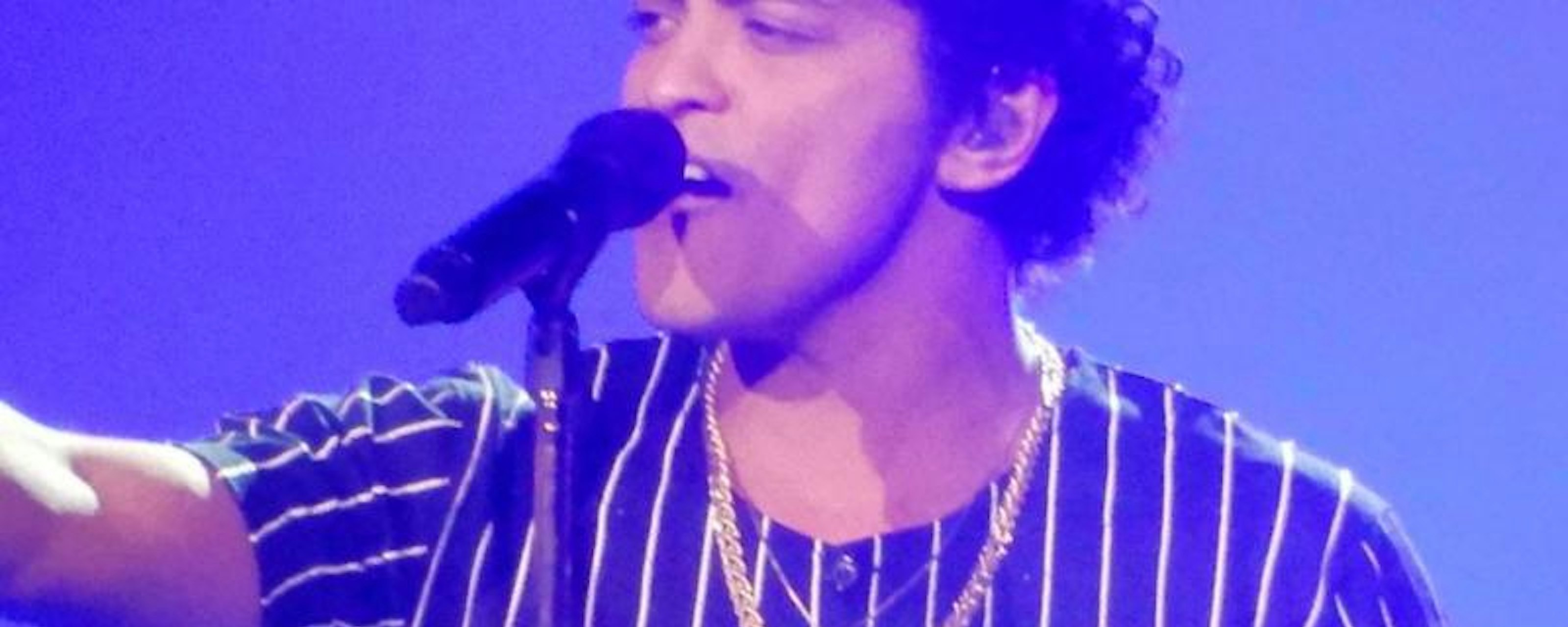 ¡Apagón digital! Bruno Mars prohíbe el uso de celulares en sus conciertos y desata una intensa polémica entre sus fanáticos