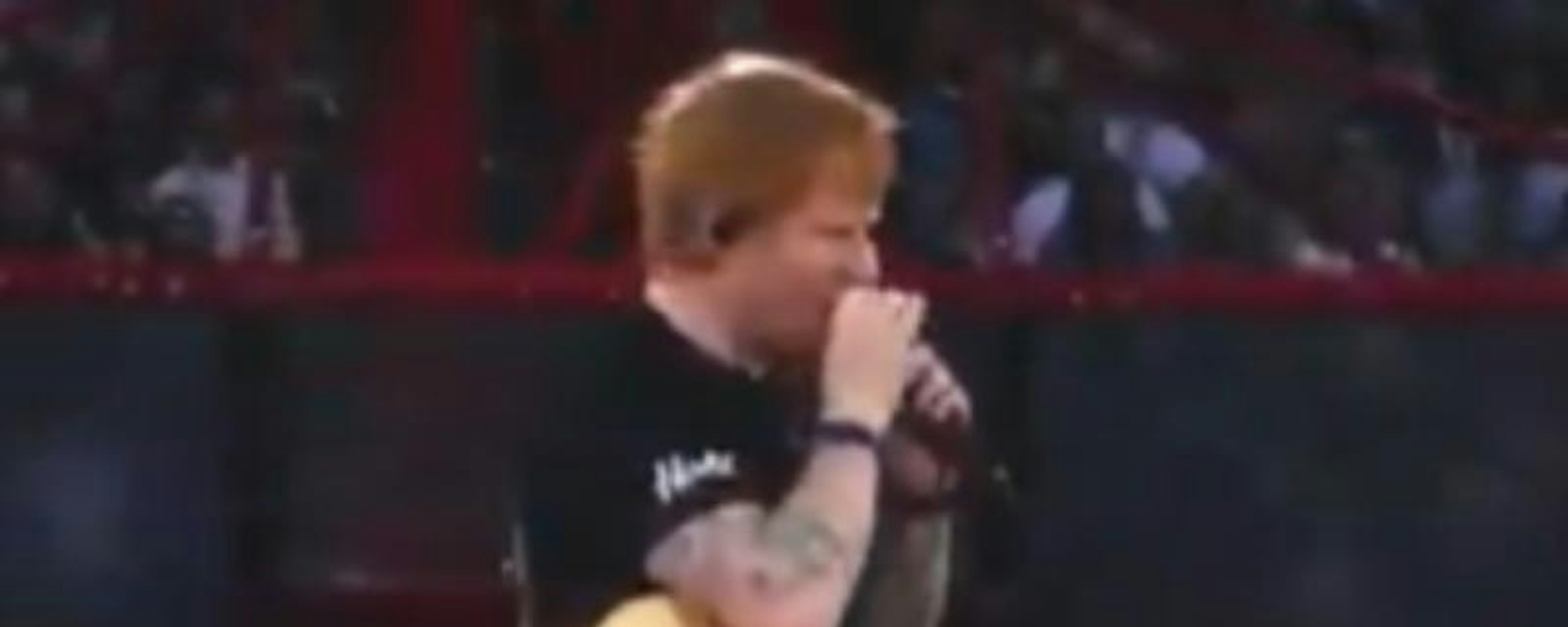 ¡El héroe que la música necesitaba! Ed Sheeran salva la noche y enloquece al estadio entero tocando completamente solo tras quedarse sin banda ni teloneros