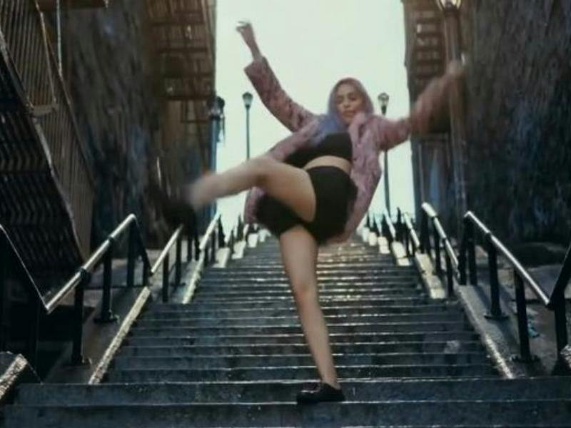 Frida Sofía enciende las redes al recrear el icónico baile de 'Joker' en las escaleras del Bronx