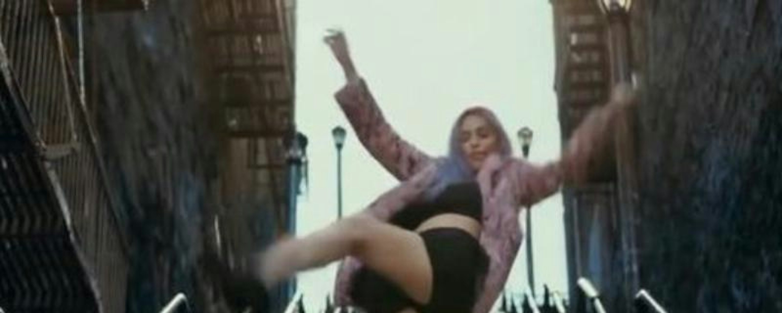 Frida Sofía enciende las redes al recrear el icónico baile de 'Joker' en las escaleras del Bronx