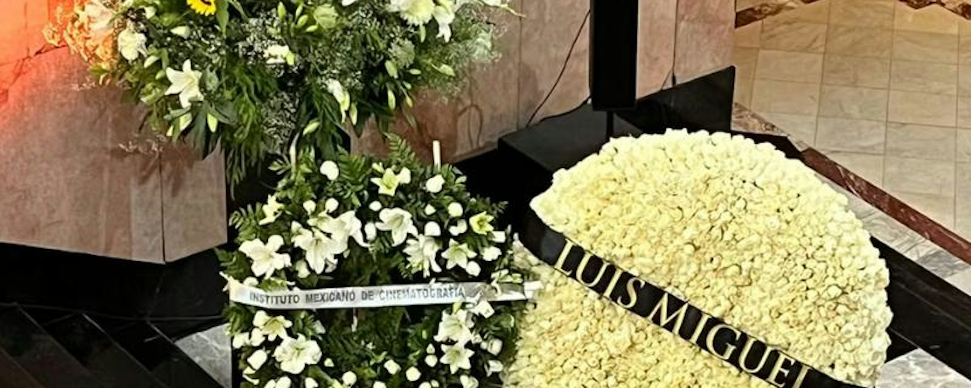 Las exigentes instrucciones detrás de la imponente corona de 1,300 rosas que Luis Miguel dedicó a Silvia Pinal