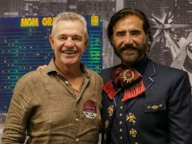 Alejandro Fernández rinde homenaje a Javier 'Vasco' Aguirre previo a su concierto en Las Vegas