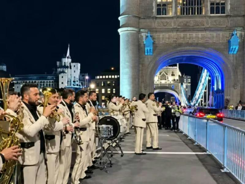 Banda El Recodo desata alarma en Londres tras intervención policial en su show callejero
