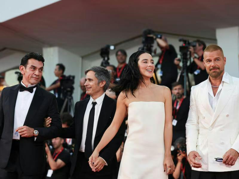 Gael García Bernal, Ricky Martin y Jorge Salinas encabezan el esperado estreno de 'Hombre al Agua' en México