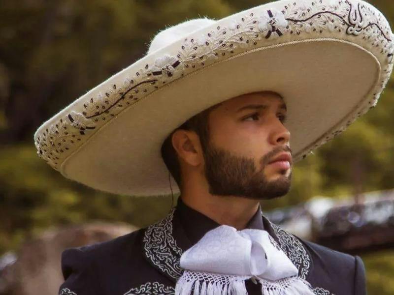 Leonardo Aguilar es sometido a una revisión de seguridad en el Aeropuerto Internacional de la Ciudad de México