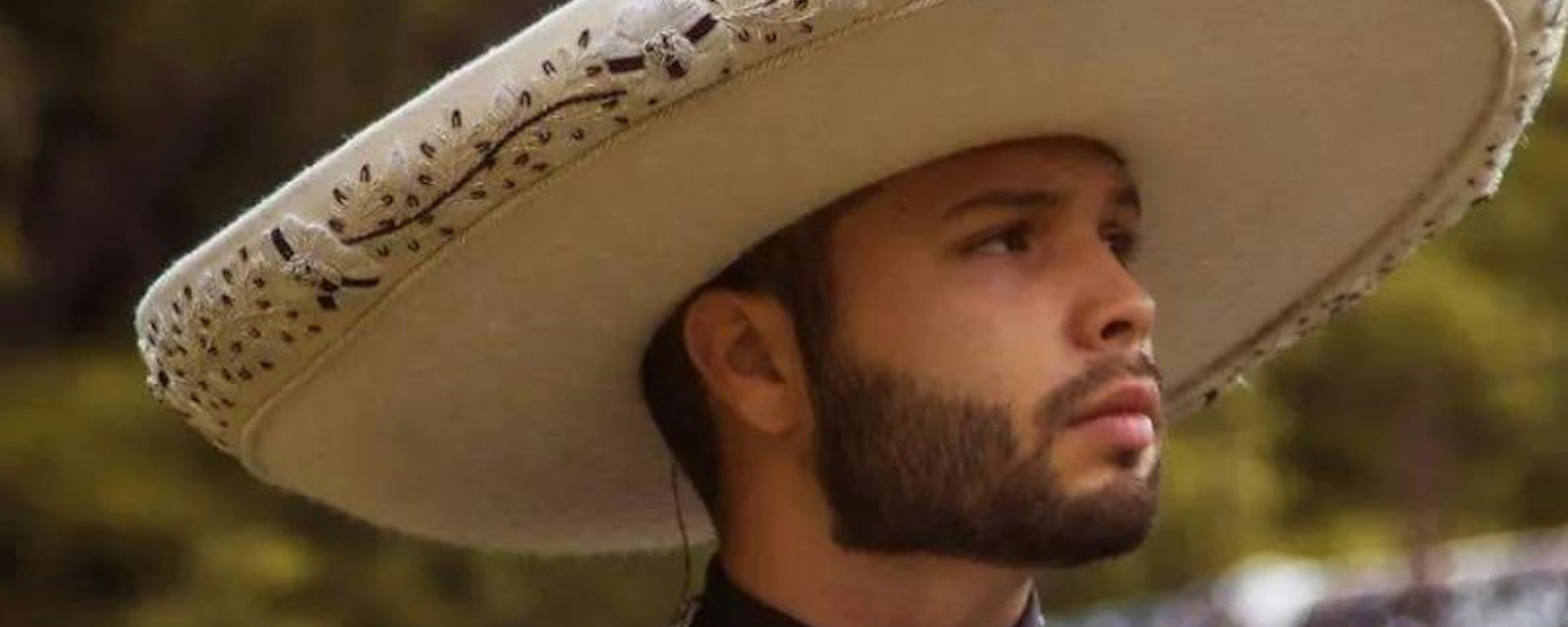 Leonardo Aguilar es sometido a una revisión de seguridad en el Aeropuerto Internacional de la Ciudad de México