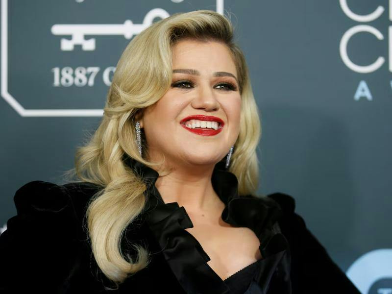 ¡Al estilo ‘Mujer Bonita’! Kelly Clarkson destroza a una tienda en Nueva York tras negarle una venta y estalla la guerra viral: “Eres un idiota y perdiste una venta enorme”