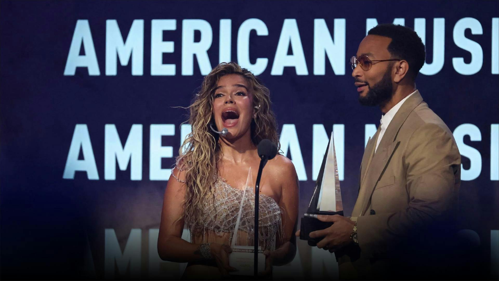 Karol G en los AMAs 2026: Doble premio, show de Ivonny Bonita y críticas