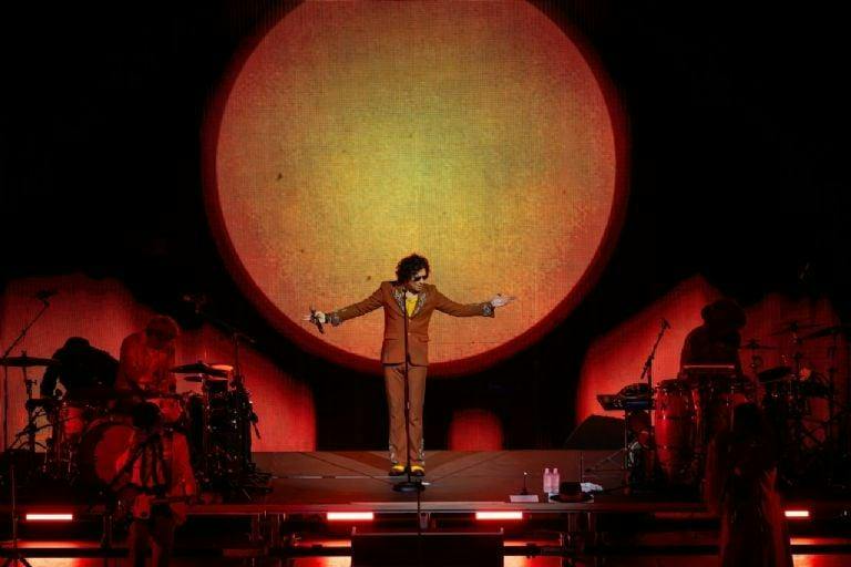 Enrique Bunbury prohíbe celulares en el Auditorio Nacional | Lokura FM