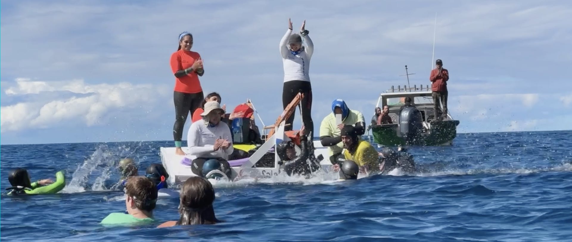 A través de la mar