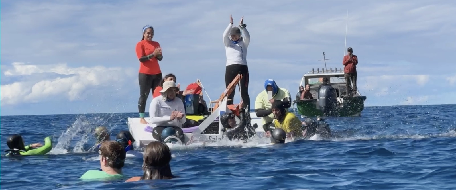 A través de la mar