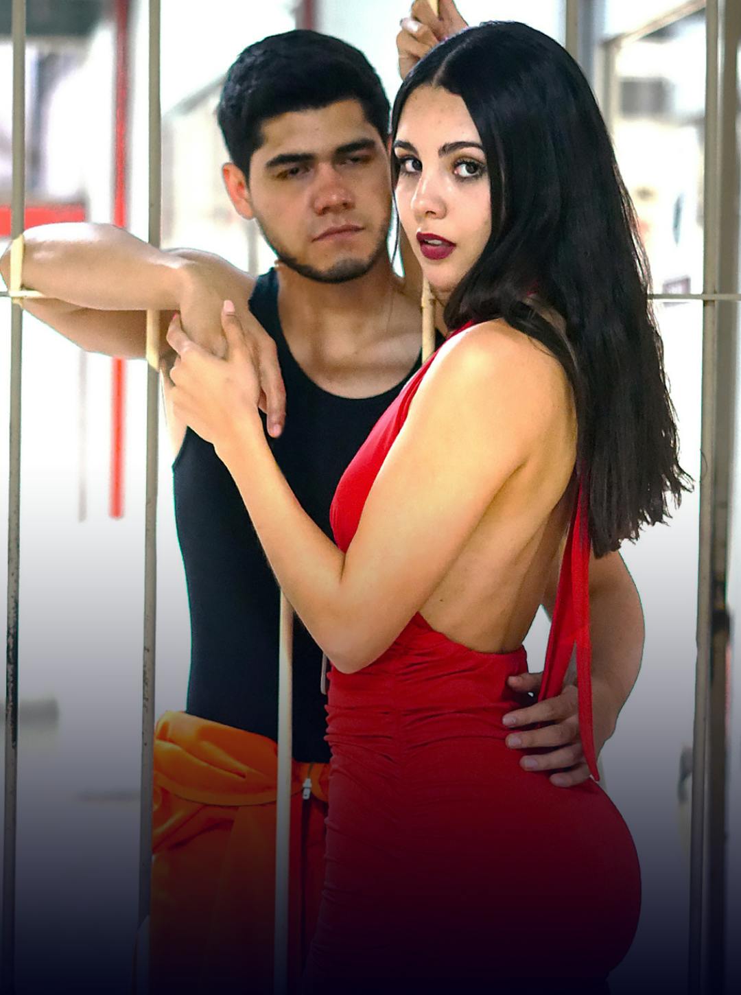 Mientras su matrimonio se derrumbaba, ella se enamoraba de un amor prohibido Mientras su matrimonio se derrumbaba, ella se enamoraba de un amor prohibido