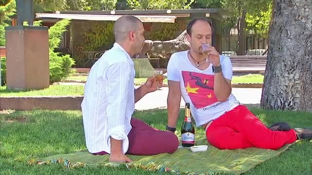 Mateo intenta encantarse con Andrés | Separados - T1E76