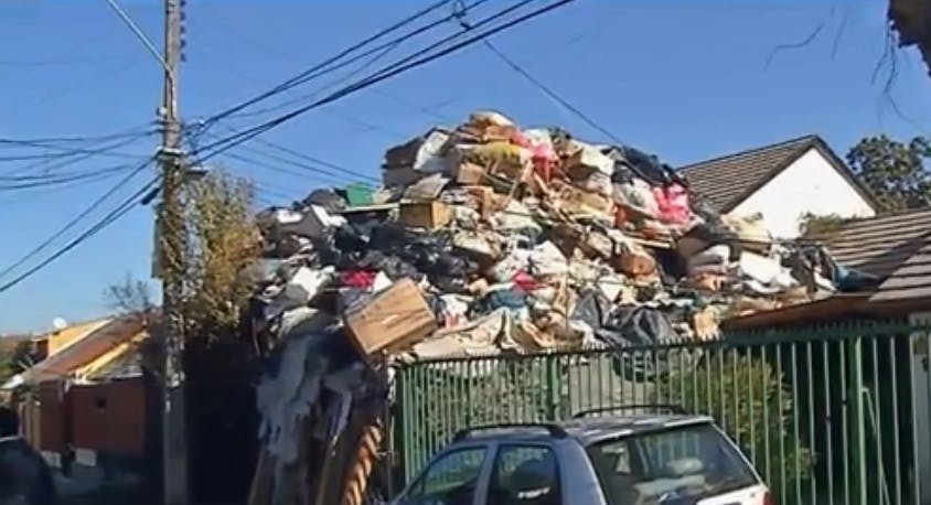 Polémica por torre de basura de seis metros en villa de Macul