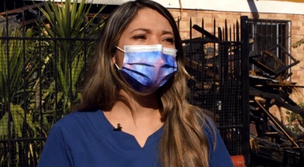 Adultos mayores perdieron su casa y enfermera los ayuda a recuperarla
