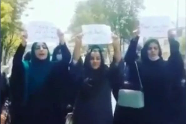 Mujeres afganas protestan por la llegada del régimen talibán 
