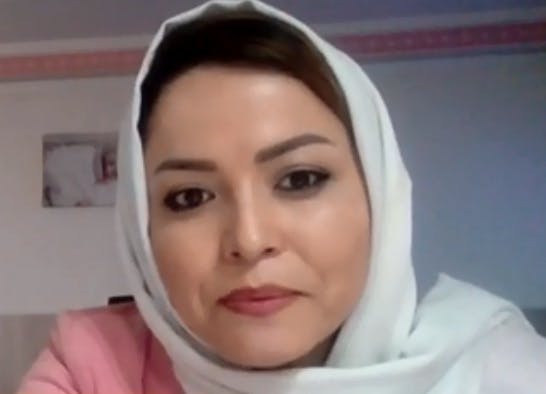 Afgana en Chile y llegada del régimen talibán: Mujeres no pueden dormir porque temen que se lleven a sus hermanas