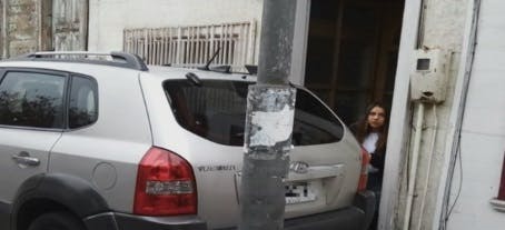 Familia quedó encerrada en su casa porque auto se estacionó en la puerta