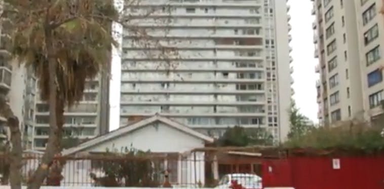 La casa de Up está en Macul: Don Roberto y la experiencia de vivir atrapado entre 3 edificios