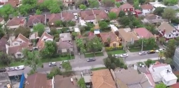 ¿Por qué es tan caro comprar o arrendar una vivienda en Chile?