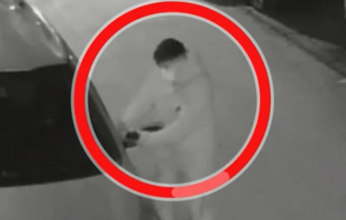Peñalolén: Delincuentes robaron todos los espejos retrovisores de automóviles en condominio